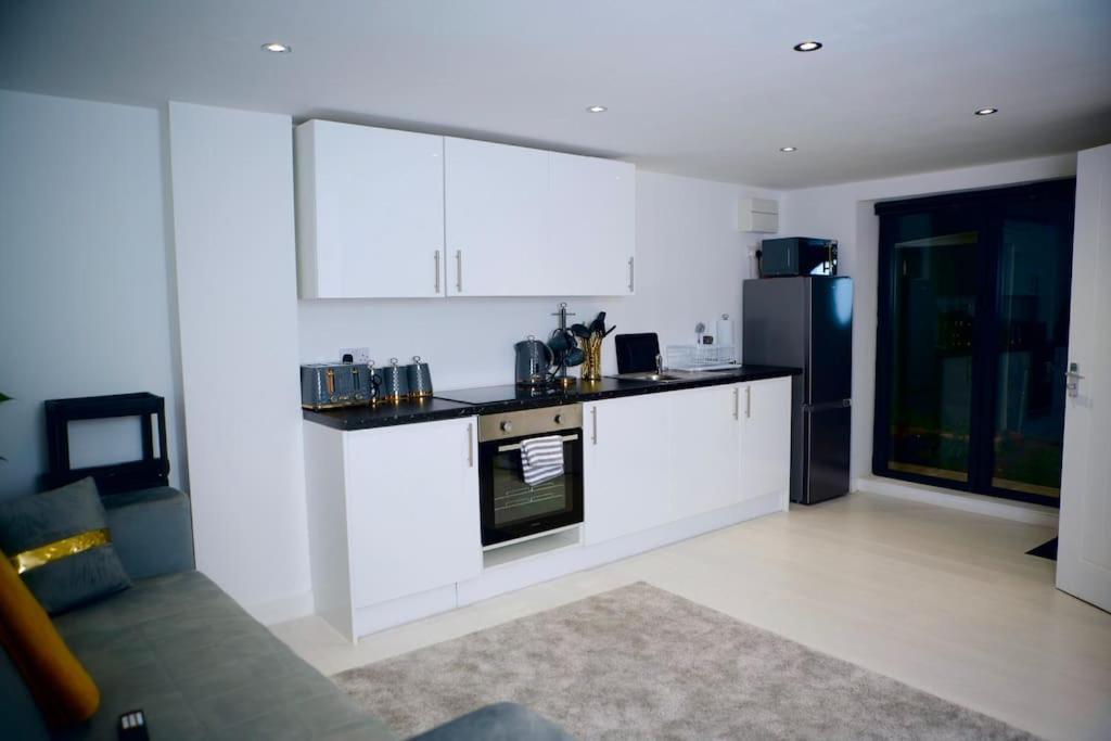 Perfect 1 Bed Apartment Sleeps 5 1 Kingsize Bed 1 Double Sofabed One Single Mattress Free Parking Wifi Good Transport Network Shopping Holiday Makers Families Contractors In North London Енфийлд Екстериор снимка