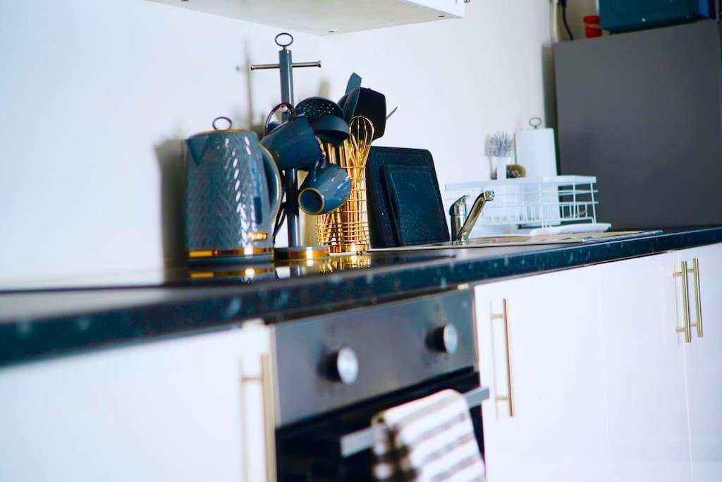 Perfect 1 Bed Apartment Sleeps 5 1 Kingsize Bed 1 Double Sofabed One Single Mattress Free Parking Wifi Good Transport Network Shopping Holiday Makers Families Contractors In North London Енфийлд Екстериор снимка