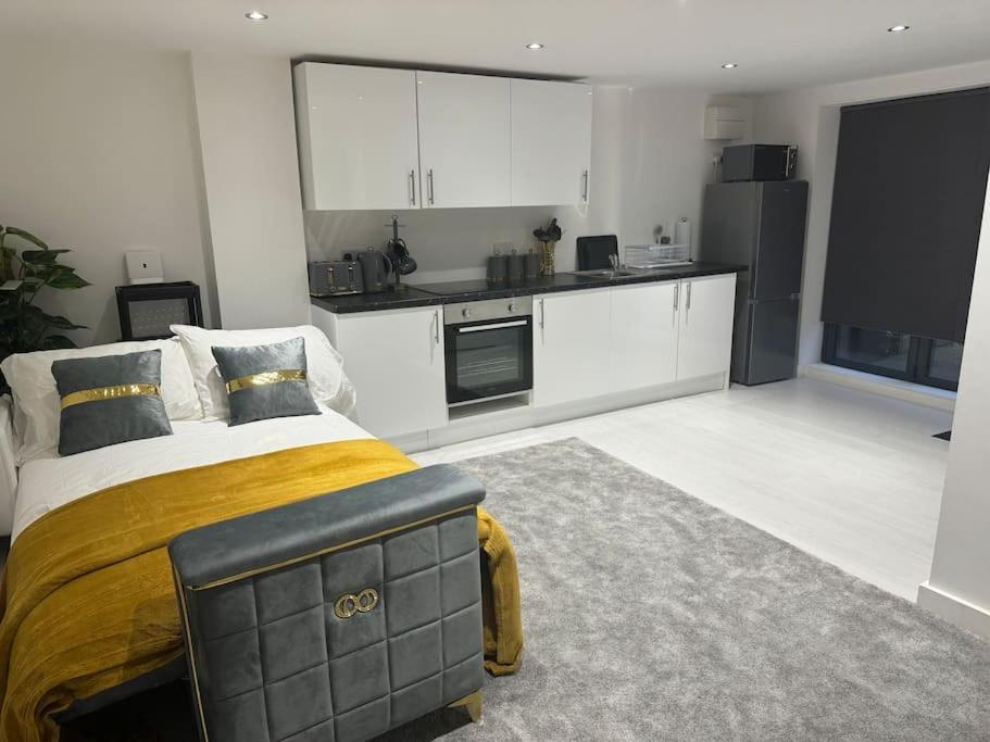 Perfect 1 Bed Apartment Sleeps 5 1 Kingsize Bed 1 Double Sofabed One Single Mattress Free Parking Wifi Good Transport Network Shopping Holiday Makers Families Contractors In North London Енфийлд Екстериор снимка