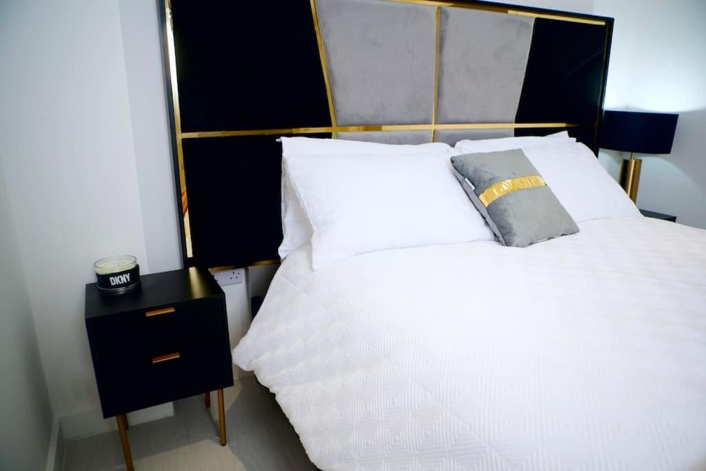 Perfect 1 Bed Apartment Sleeps 5 1 Kingsize Bed 1 Double Sofabed One Single Mattress Free Parking Wifi Good Transport Network Shopping Holiday Makers Families Contractors In North London Енфийлд Екстериор снимка