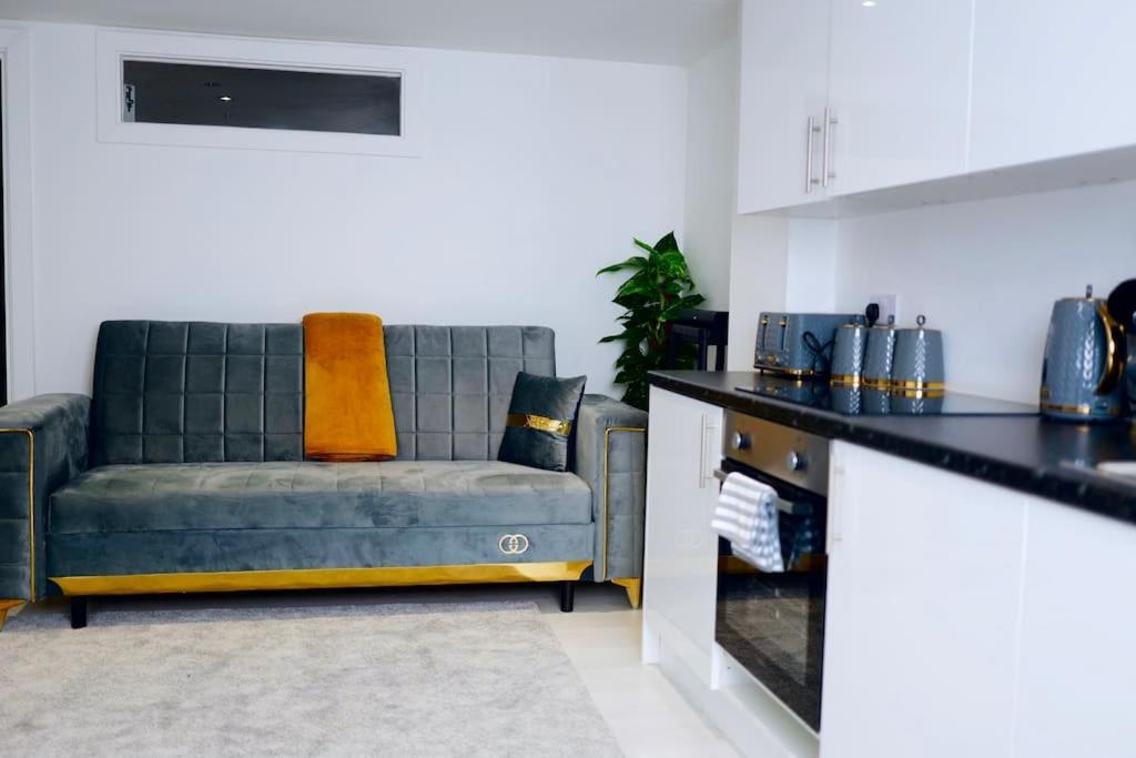 Perfect 1 Bed Apartment Sleeps 5 1 Kingsize Bed 1 Double Sofabed One Single Mattress Free Parking Wifi Good Transport Network Shopping Holiday Makers Families Contractors In North London Енфийлд Екстериор снимка