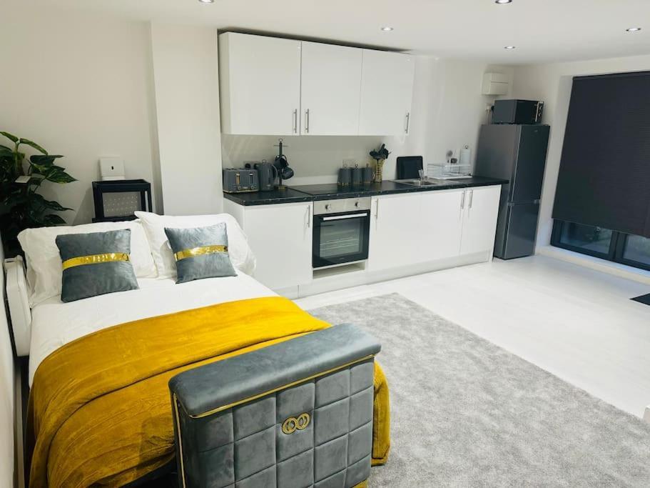 Perfect 1 Bed Apartment Sleeps 5 1 Kingsize Bed 1 Double Sofabed One Single Mattress Free Parking Wifi Good Transport Network Shopping Holiday Makers Families Contractors In North London Енфийлд Екстериор снимка