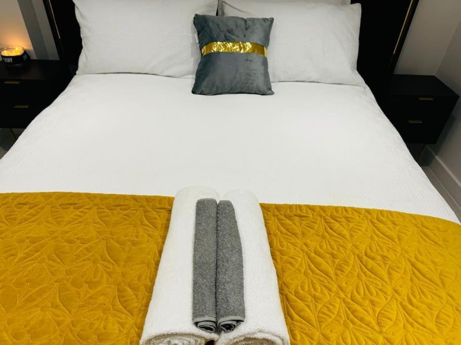 Perfect 1 Bed Apartment Sleeps 5 1 Kingsize Bed 1 Double Sofabed One Single Mattress Free Parking Wifi Good Transport Network Shopping Holiday Makers Families Contractors In North London Енфийлд Екстериор снимка