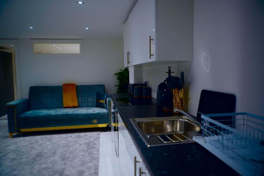 Perfect 1 Bed Apartment Sleeps 5 1 Kingsize Bed 1 Double Sofabed One Single Mattress Free Parking Wifi Good Transport Network Shopping Holiday Makers Families Contractors In North London Енфийлд Екстериор снимка