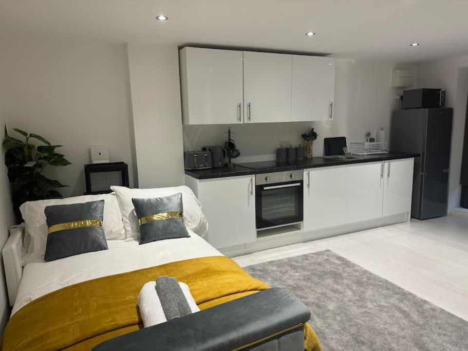 Perfect 1 Bed Apartment Sleeps 5 1 Kingsize Bed 1 Double Sofabed One Single Mattress Free Parking Wifi Good Transport Network Shopping Holiday Makers Families Contractors In North London Енфийлд Екстериор снимка