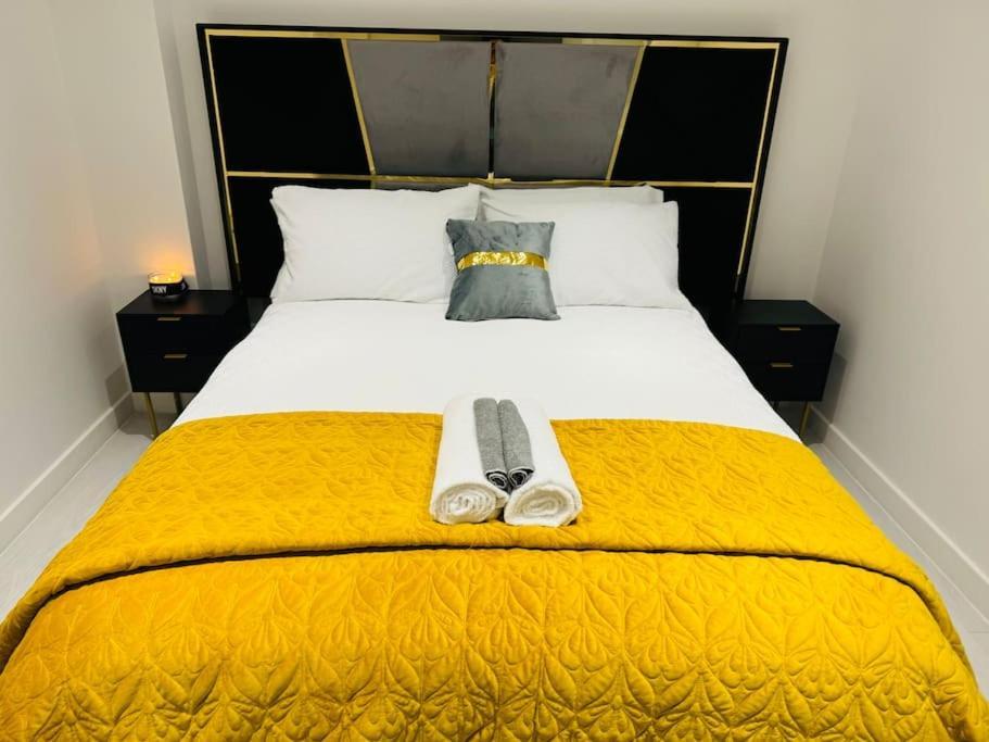 Perfect 1 Bed Apartment Sleeps 5 1 Kingsize Bed 1 Double Sofabed One Single Mattress Free Parking Wifi Good Transport Network Shopping Holiday Makers Families Contractors In North London Енфийлд Екстериор снимка