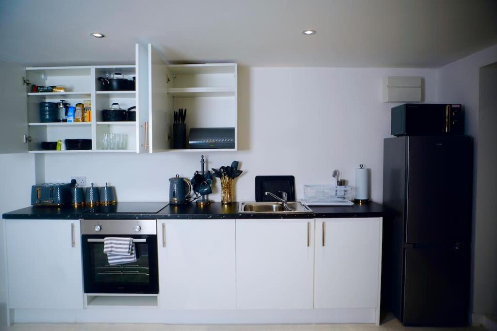Perfect 1 Bed Apartment Sleeps 5 1 Kingsize Bed 1 Double Sofabed One Single Mattress Free Parking Wifi Good Transport Network Shopping Holiday Makers Families Contractors In North London Енфийлд Екстериор снимка
