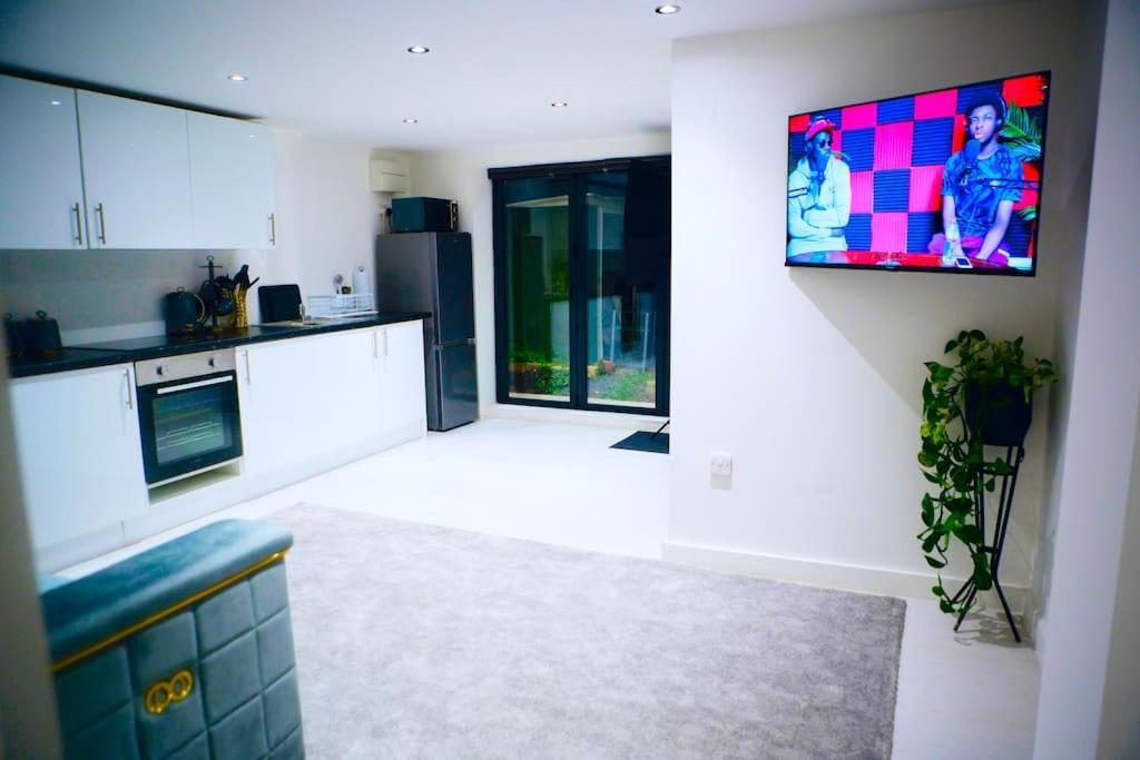 Perfect 1 Bed Apartment Sleeps 5 1 Kingsize Bed 1 Double Sofabed One Single Mattress Free Parking Wifi Good Transport Network Shopping Holiday Makers Families Contractors In North London Енфийлд Екстериор снимка