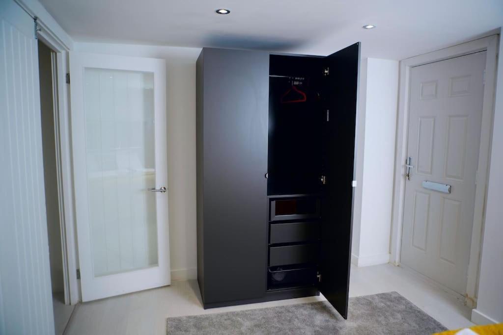 Perfect 1 Bed Apartment Sleeps 5 1 Kingsize Bed 1 Double Sofabed One Single Mattress Free Parking Wifi Good Transport Network Shopping Holiday Makers Families Contractors In North London Енфийлд Екстериор снимка