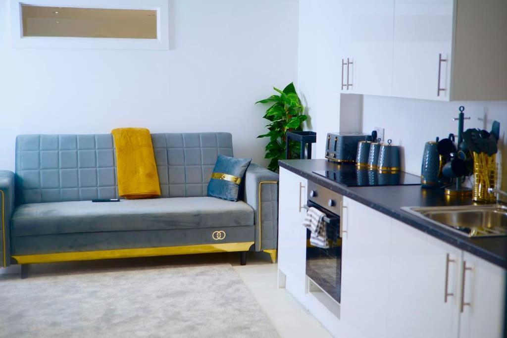 Perfect 1 Bed Apartment Sleeps 5 1 Kingsize Bed 1 Double Sofabed One Single Mattress Free Parking Wifi Good Transport Network Shopping Holiday Makers Families Contractors In North London Енфийлд Екстериор снимка