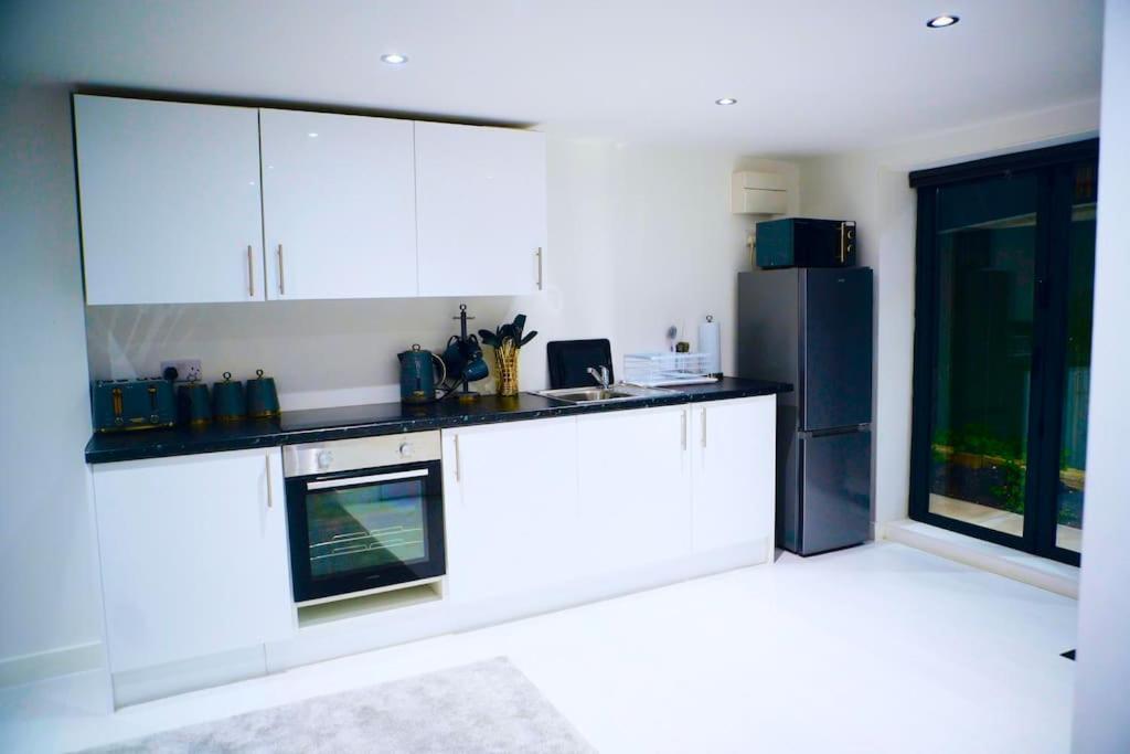 Perfect 1 Bed Apartment Sleeps 5 1 Kingsize Bed 1 Double Sofabed One Single Mattress Free Parking Wifi Good Transport Network Shopping Holiday Makers Families Contractors In North London Енфийлд Екстериор снимка