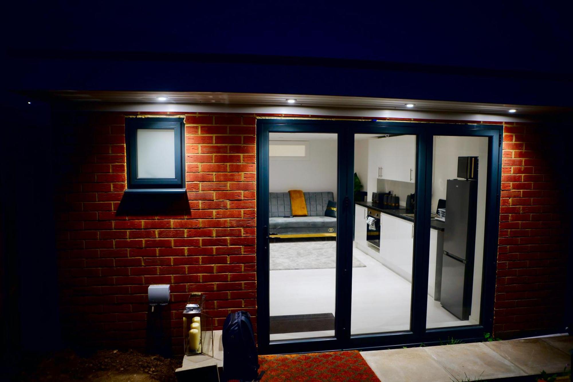 Perfect 1 Bed Apartment Sleeps 5 1 Kingsize Bed 1 Double Sofabed One Single Mattress Free Parking Wifi Good Transport Network Shopping Holiday Makers Families Contractors In North London Енфийлд Екстериор снимка
